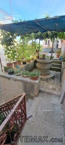 Prodaje se kuća s dvorištem i garažom - 2