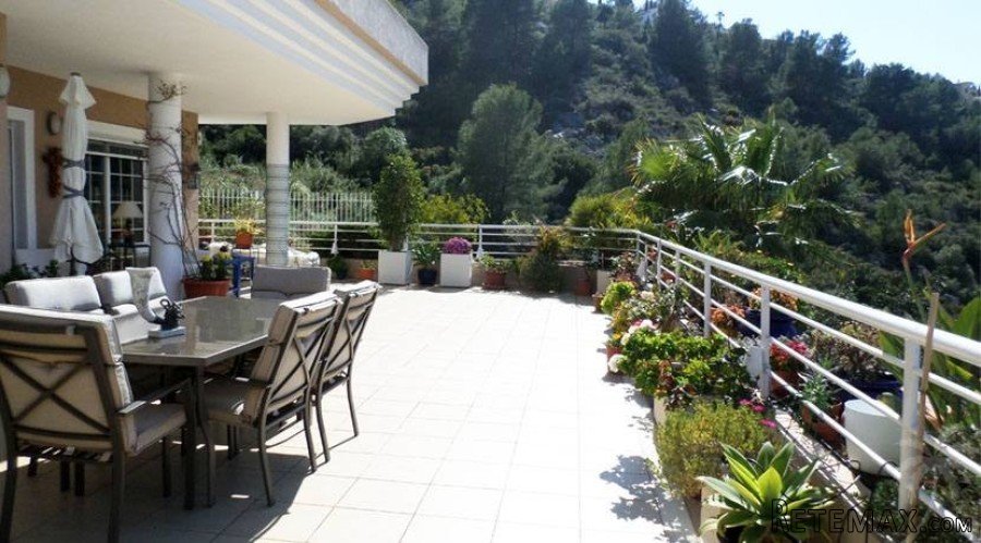 This stylish apartment with large terrace and beautiful sea..