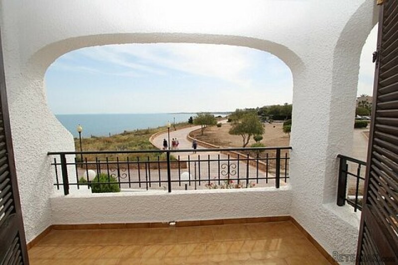 2 Bed Beachfront Apartment with Sea..