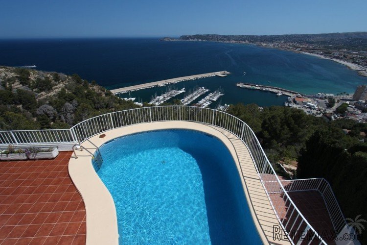 House for sale with spectacular sea views and 6 bedrooms..