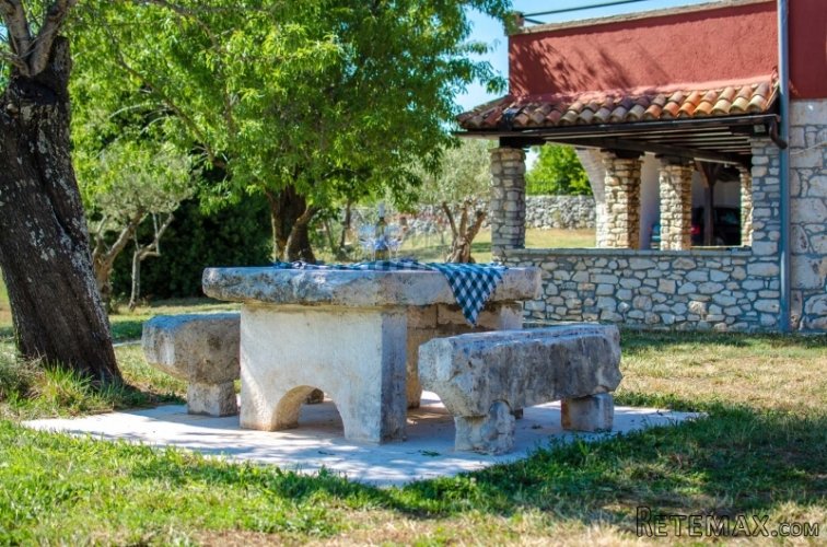 PREKRASNA STARA STANCIJA NA 13 000 M2