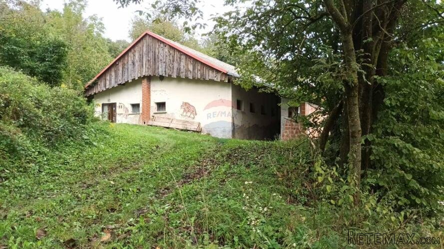 Vrbovsko, zemljište od 10.000 m2 s gospodarskim zgradama