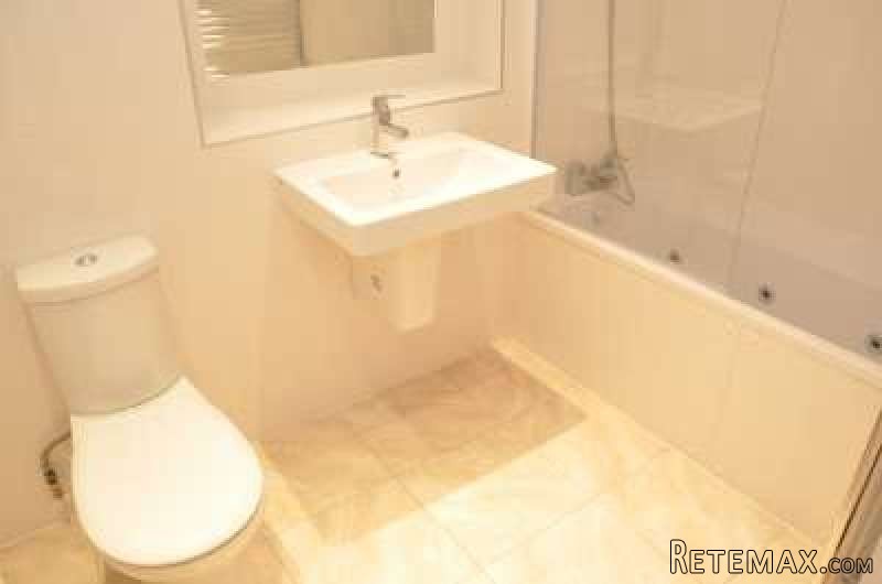 Single with double bed near Canary.. - 2