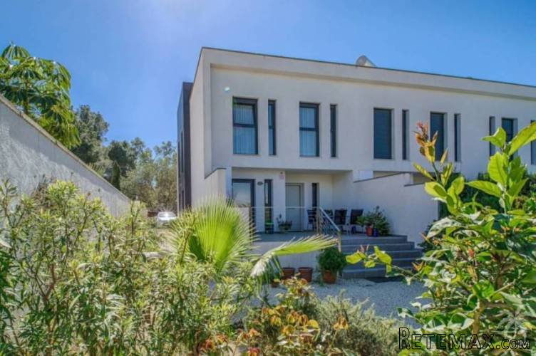 Corner townhouse of 137m2 with top quality finishings in a..