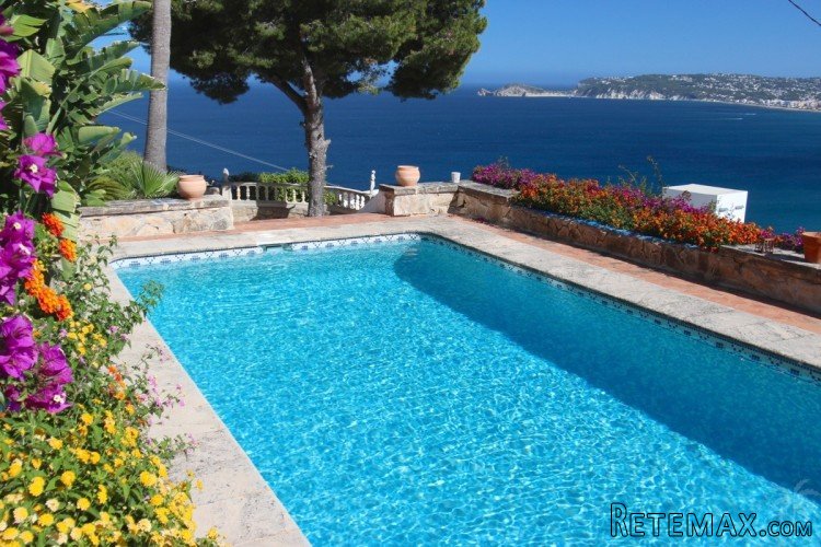Mediterranean style villa of 300 m2, on two floors, on a..