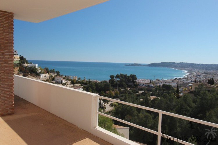Modern house, reduced from 1,500,000 Euros, with open views..