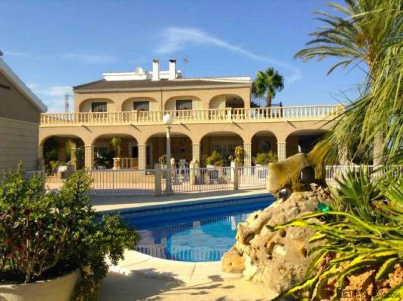 5 Bedroom 4 Bathroom Villa In La..