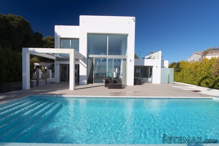 Luxurious seafront house with stunning views of the..