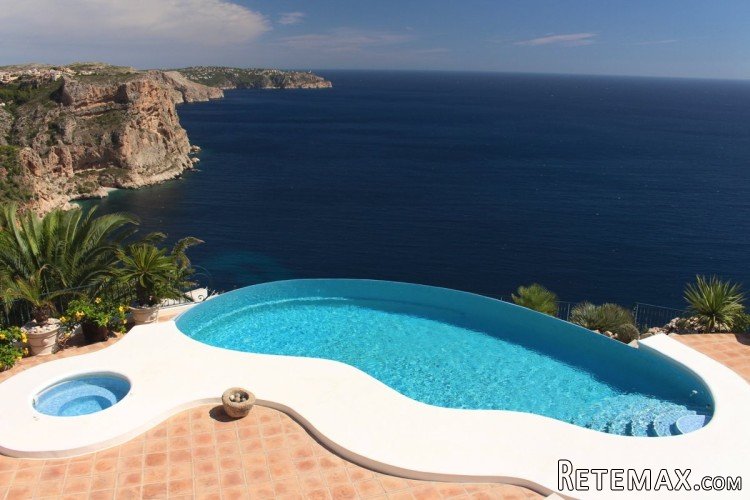 Luxurious front line villa with stunning views in the..