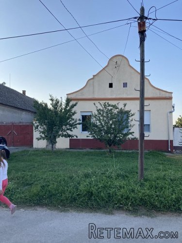 Prodajem kucu u Novim Karlovcima
