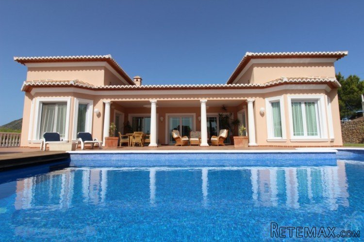 Luxury villa (2001) on a very large plot with lots of..