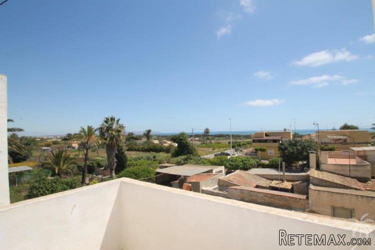 This beautiful apartment is located in the La Marina..