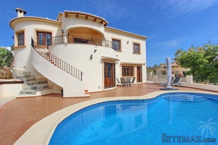 Reservers! This impressive 4 bedroom, 3 bathroom villa is..