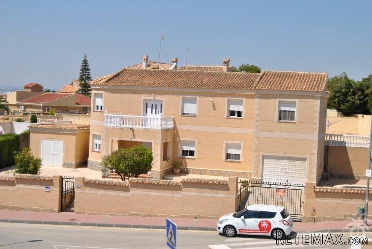 This fantastic villa is to be found in a luxurious..
