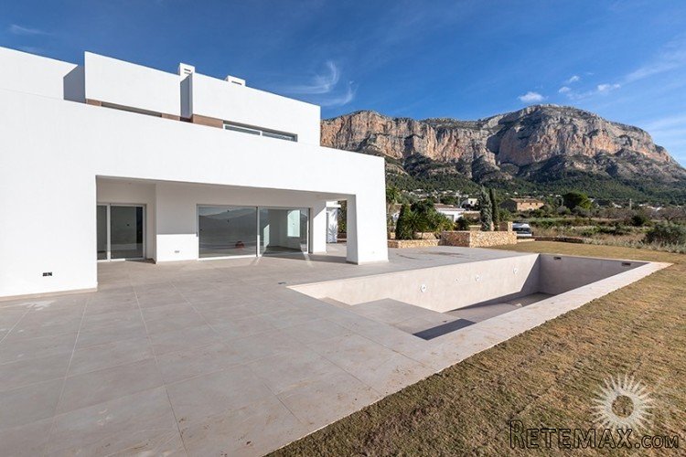 A luxury 4 bedroom, 4..