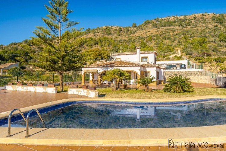 This four bedroom finca for sale in Pedreguer is situated..
