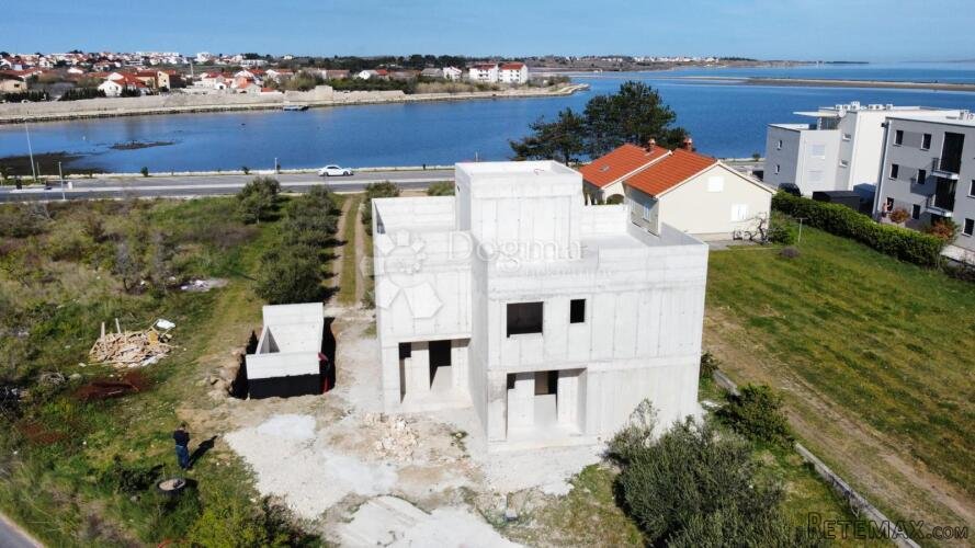 TROETAŽNI DUPLEX S PRIVATNOM KROVNOM TERASOM I BAZENOM – 50 - 3
