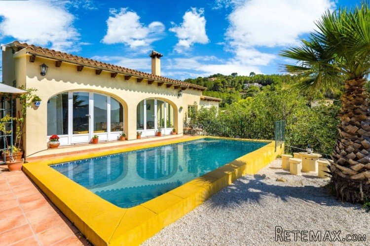 Spacious 3 bedroom Villa with very high ceilings nestled in..