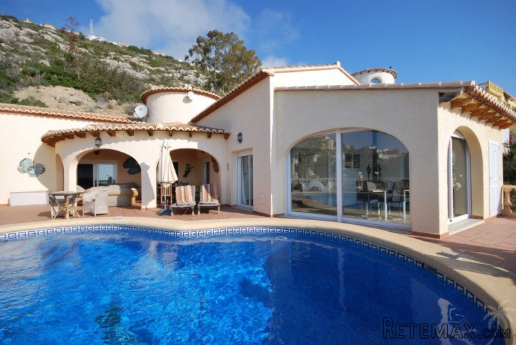 Detached villa on a large plot with stunning sea views..