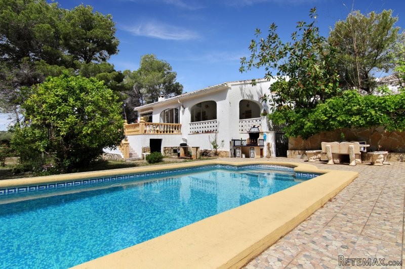 Villa on one level and flat plot, with..