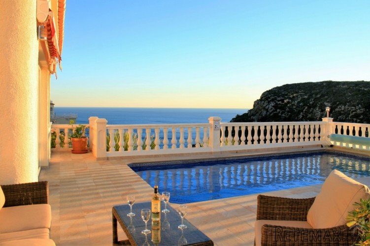 This beautiful villa is located in Cumbre del Sol and..