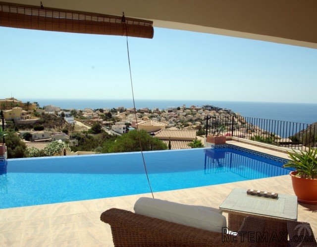 Single storey detached villa with panoramic sea views..