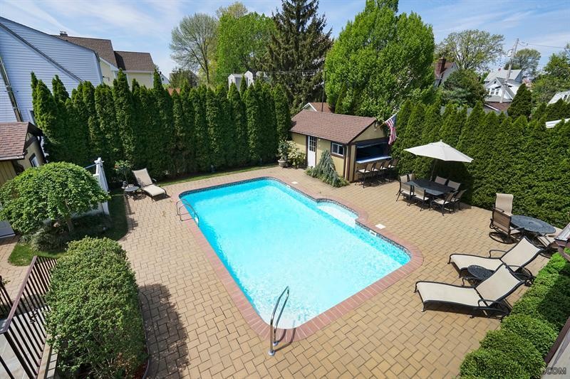 5 bedroom House For Sale: 400 Beach..