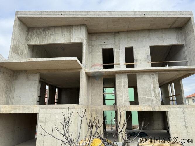 Grad Krk - prizemlje, dvoetažni stan 2S+DB sa okućnicom, NOV - 2