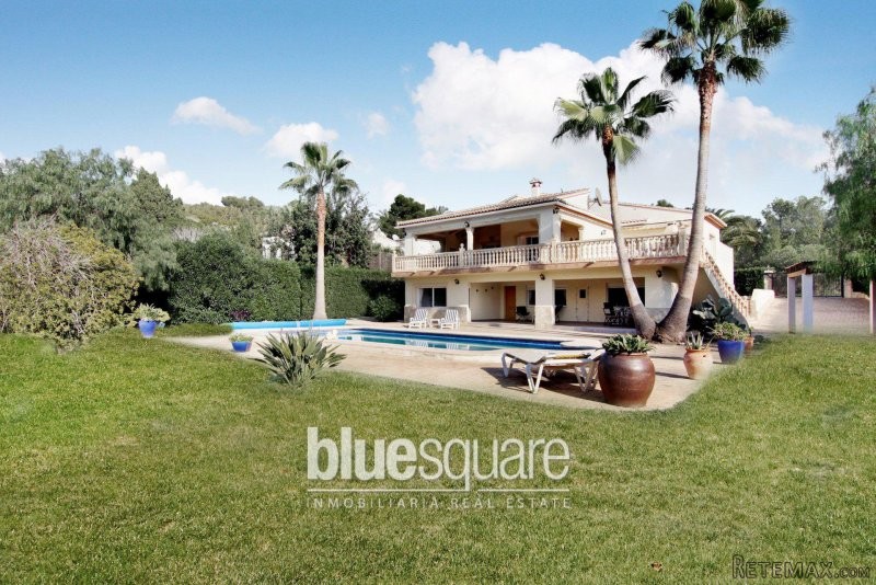 Luxury 5 bedroom villa close to the sea