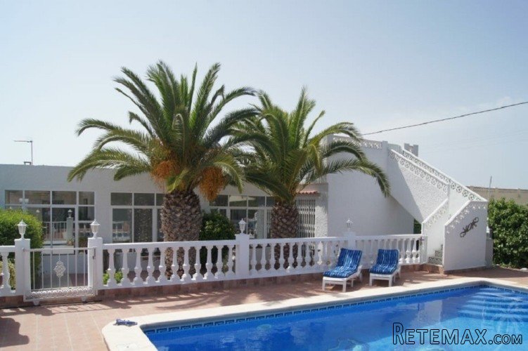This unique finca with 2 guests houses on a plot of 2000m²..