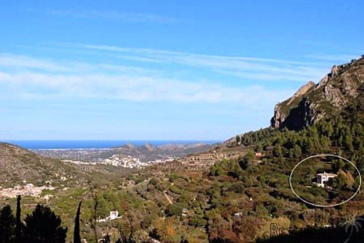 Pictures do not justify this beautifully located and well..