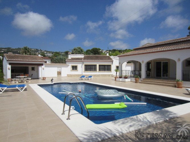 Within walking distance of the beach we find two detached..
