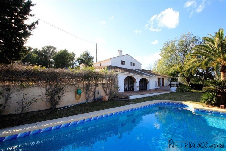 This charming finca is distributed over two levels linked..
