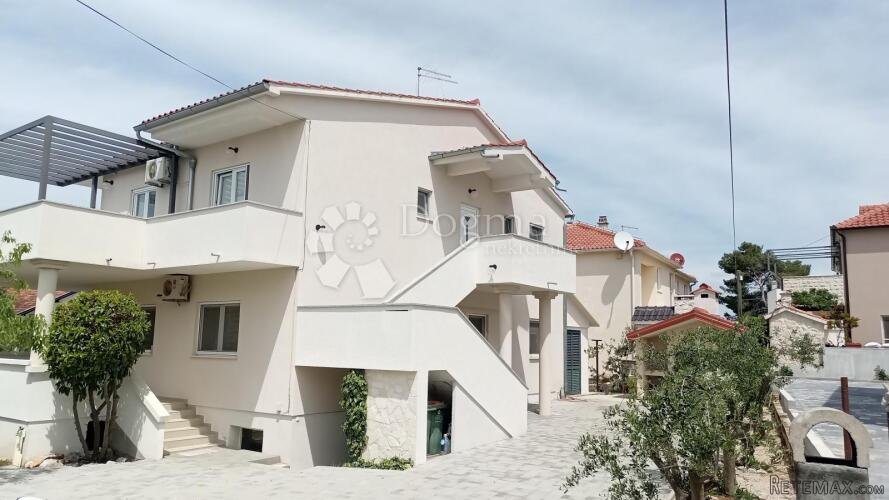VODICE PREKRASNA KUĆA SA TRI STAMBENE JEDINICE