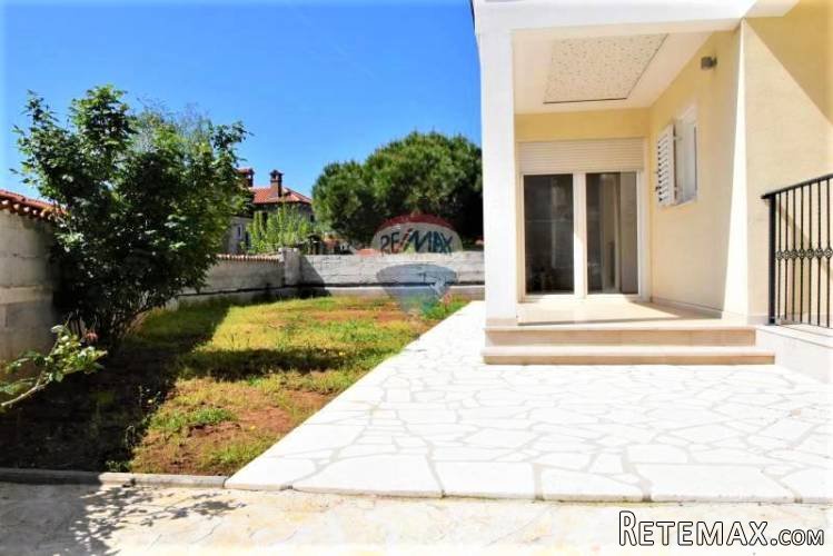 POREČ-kuća s dva velika stana - 2