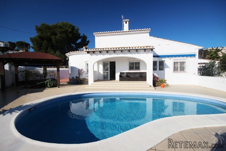 This lovely clean and well maintained villa has all the..