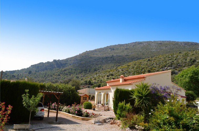 A charming detached villa located on a large flat plot..