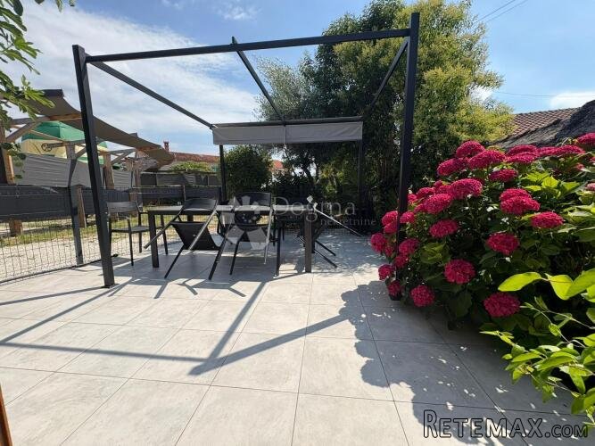 Funtana!Prilika!Uhodana apartmanska kuća na parceli sa velik - 2