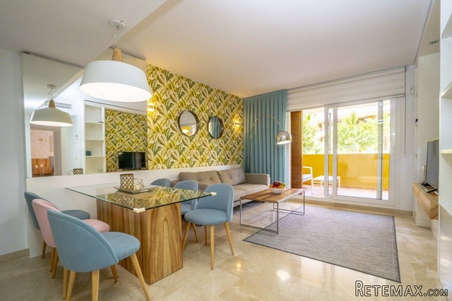 Casi nuevo apartamento en planta baja en Punta Prima, La..