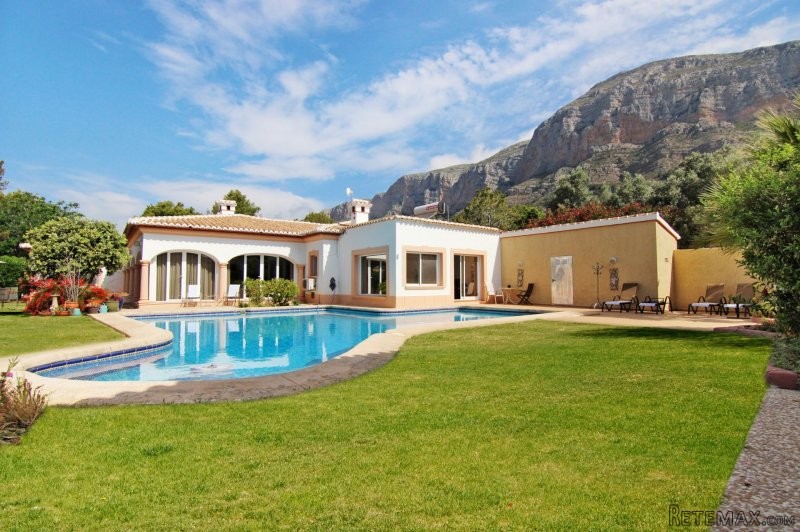 Luxurious villa close to the Montgo..