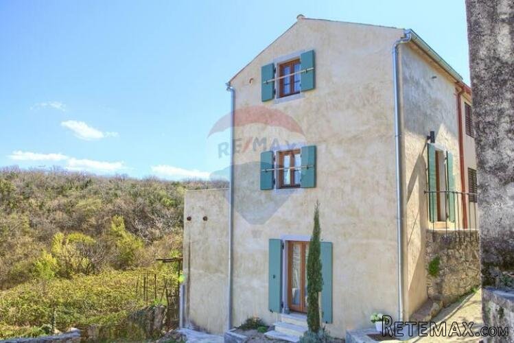 Otok Krk, Dobrinj - predivna kuća sa jacuzzijem