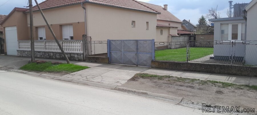 Prodajem dve kuce na jednom placu