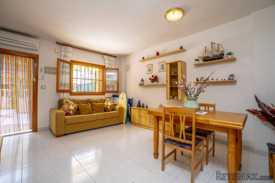Apartamento en planta baja, ubicado en La Zenia, a tan..