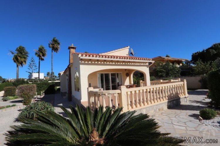 Charming villa built in 1995 on a flat plot of 980m2 with..
