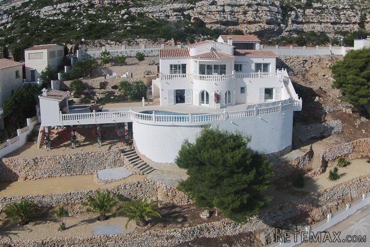 Impressive sea view villa for sale on a double plot in an..