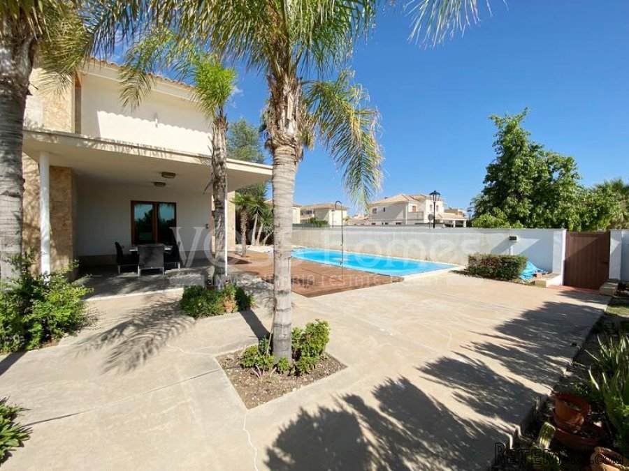 NEW LISTING TO VOSS HOMES - A Luxurious three storey 5 bed.. - 2