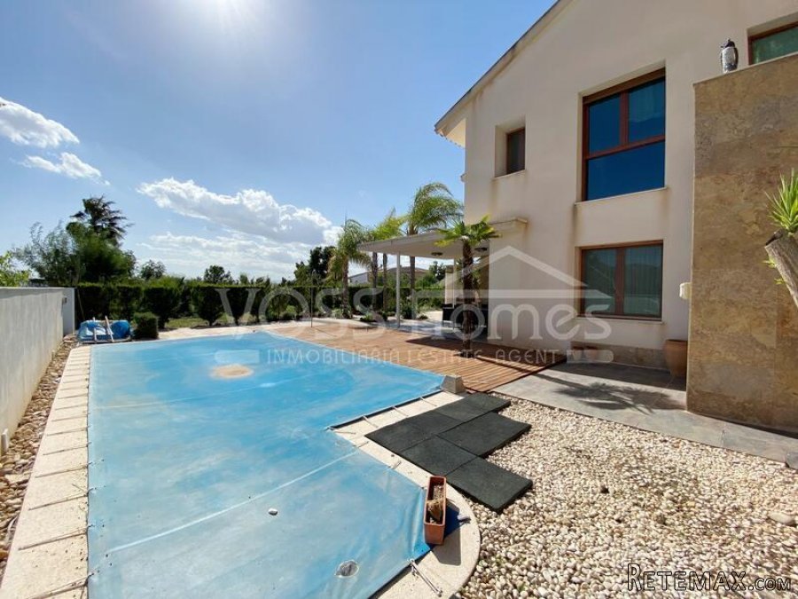 NEW LISTING TO VOSS HOMES - A Luxurious three storey 5 bed.. - 4