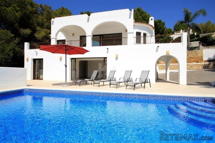 This beautifully refurbished villa has been finished to the..