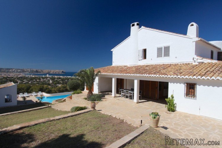 Ibizan style villa with 5 bedrooms on a large plot of 2,359..