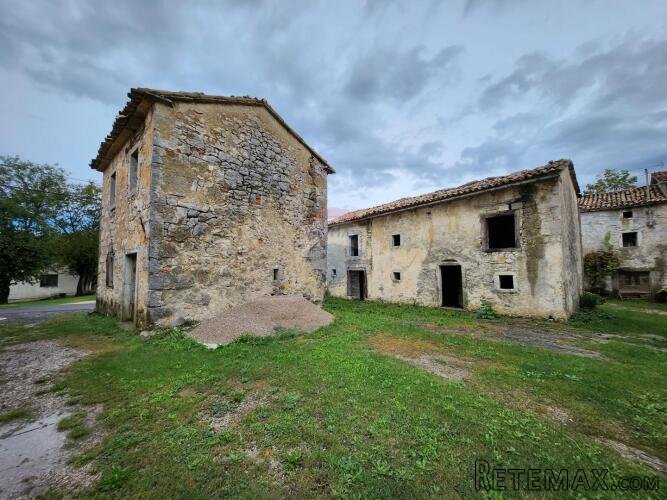 Istra, Buzet, Ročko polje - dvije samostojeće kamene kuće